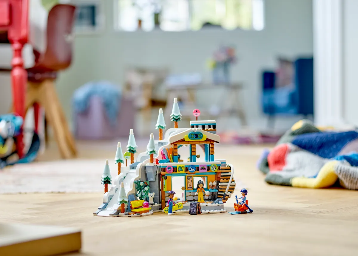 LEGO Holiday Ski Slope and Café (41756) - Bild 11
