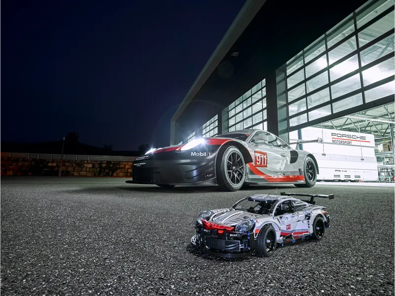 Porsche 911 RSR von LEGO – Produktfoto 12 von 15
