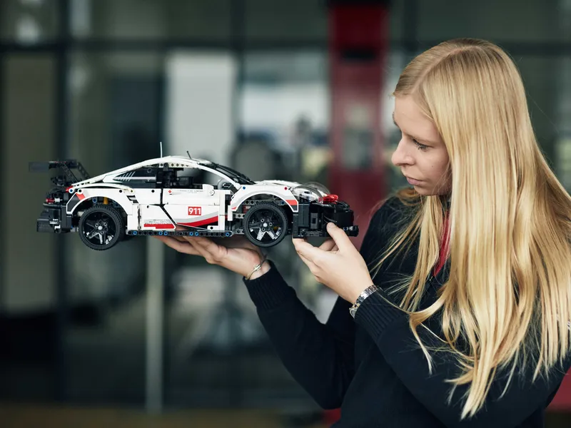 Porsche 911 RSR von LEGO – Produktfoto 14 von 15
