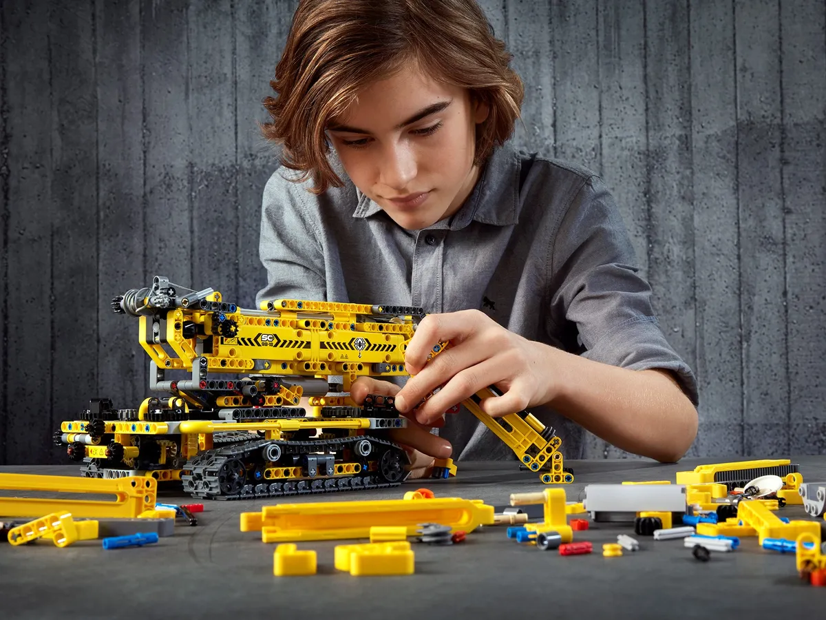 LEGO Compact Crawler Crane (42097) - image 12