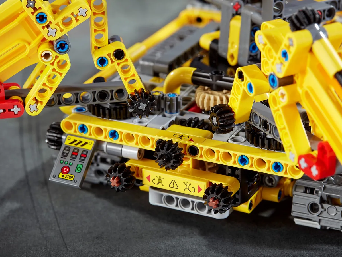 LEGO Compact Crawler Crane (42097) - image 13