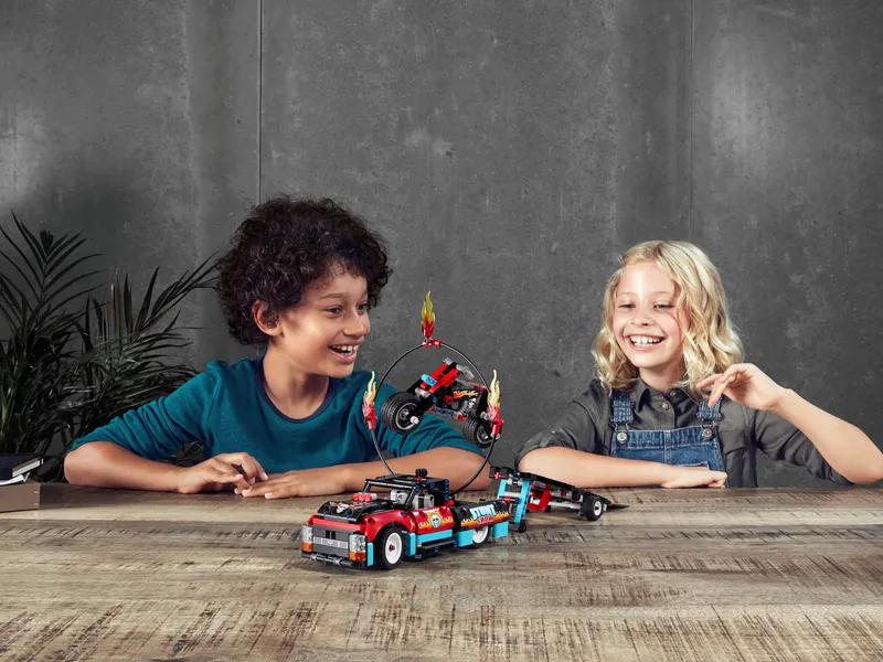 Stunt Show Truck & Bike van LEGO – productfoto 11 van 11