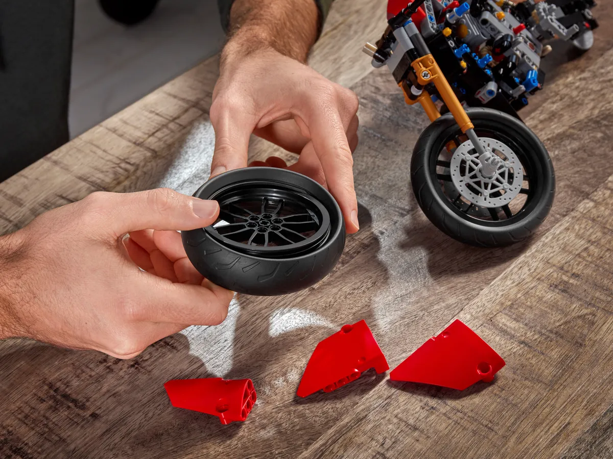 LEGO Ducati Panigale V4 R (42107) - Bild 13