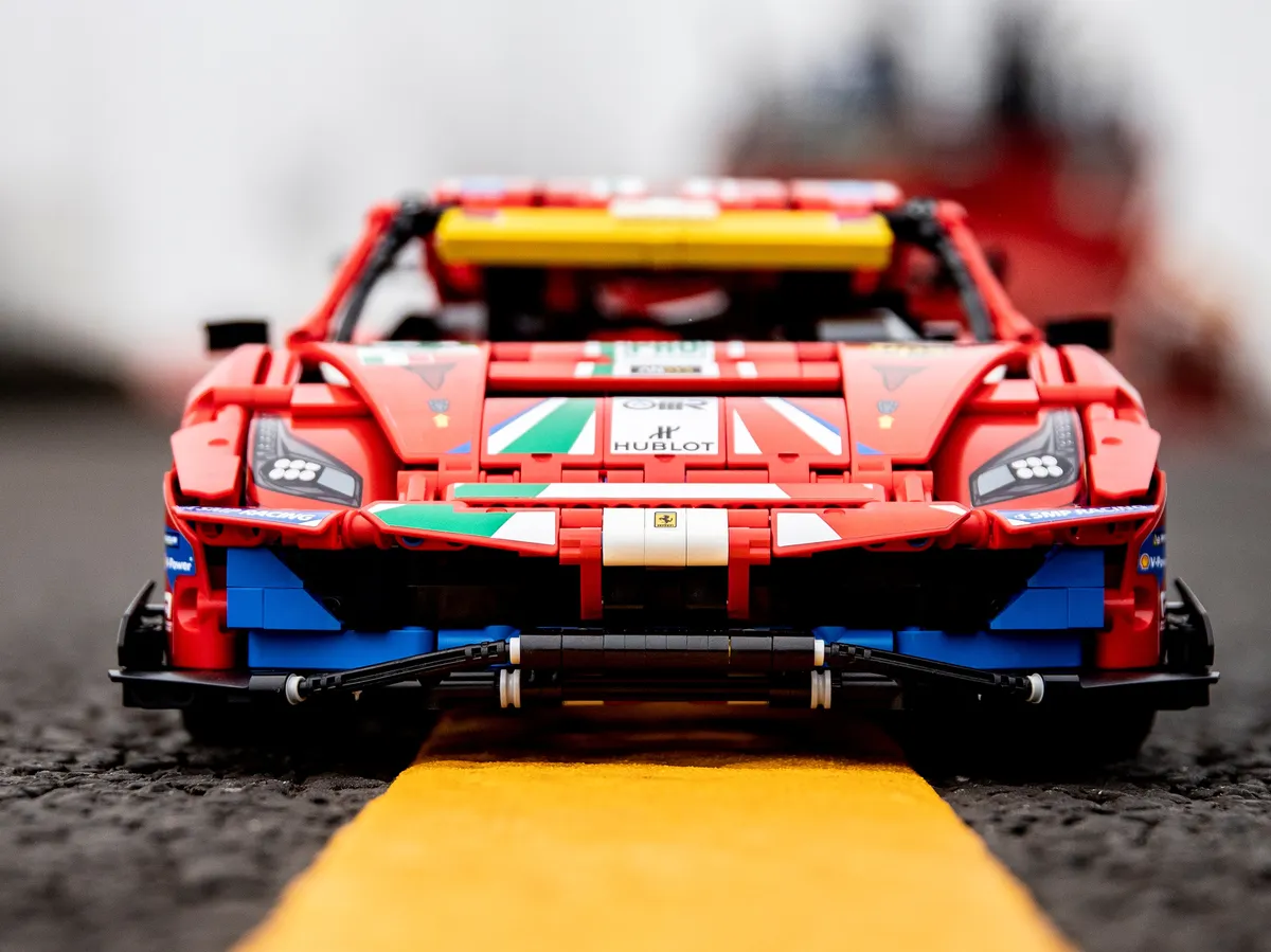 LEGO Ferrari 488 GTE “AF Corse #51” (42125) - Bild 11
