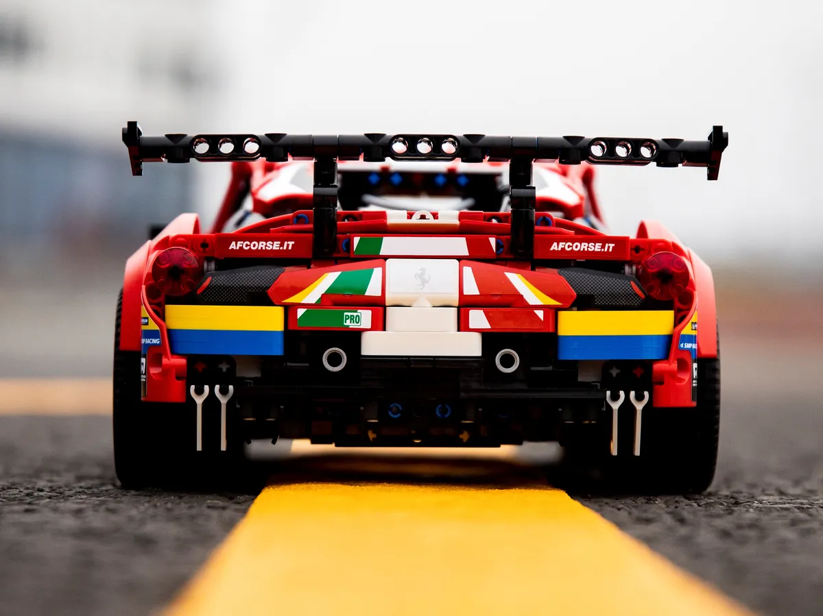 LEGO Ferrari 488 GTE “AF Corse #51” (42125) - Bild 12
