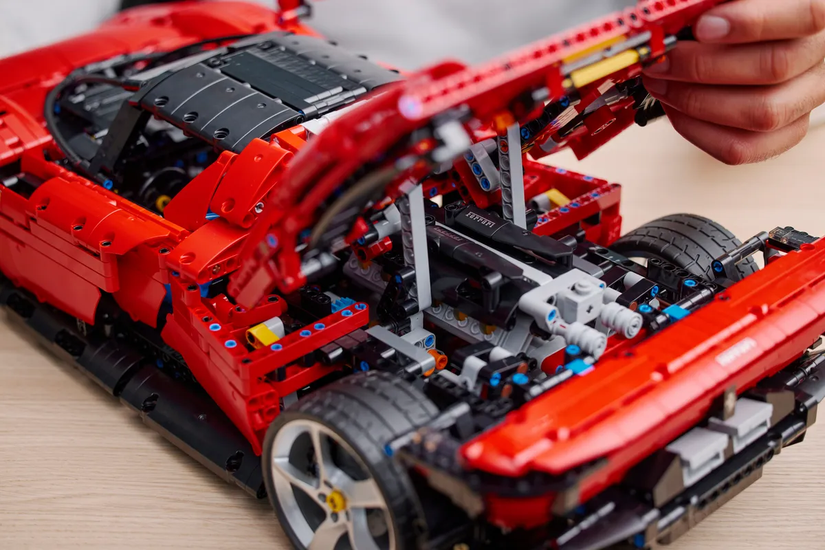 LEGO Ferrari Daytona SP3 (42143) - Bild 7