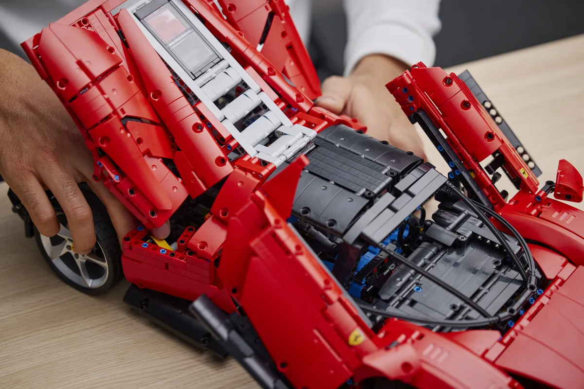 LEGO Ferrari Daytona SP3 (42143) - Bild 8