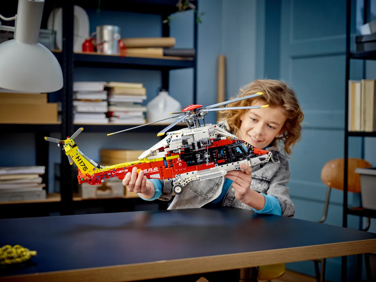 LEGO Airbus H175 Rescue Helicopter (42145) - Bild 9