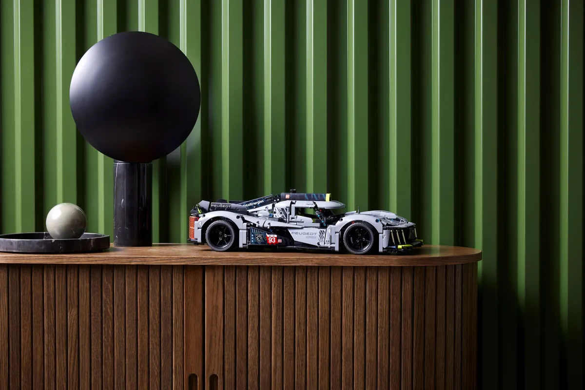 LEGO PEUGEOT 9X8 24H Le Mans Hybrid Hypercar (42156) - Bild 9