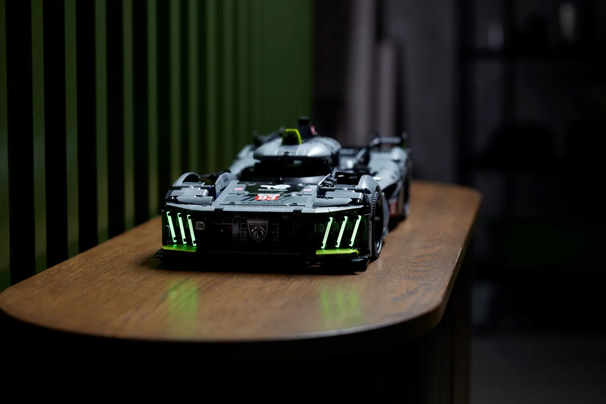 LEGO PEUGEOT 9X8 24H Le Mans Hybrid Hypercar (42156) - Bild 11