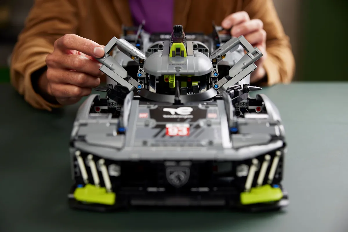 LEGO PEUGEOT 9X8 24H Le Mans Hybrid Hypercar (42156) - Bild 8