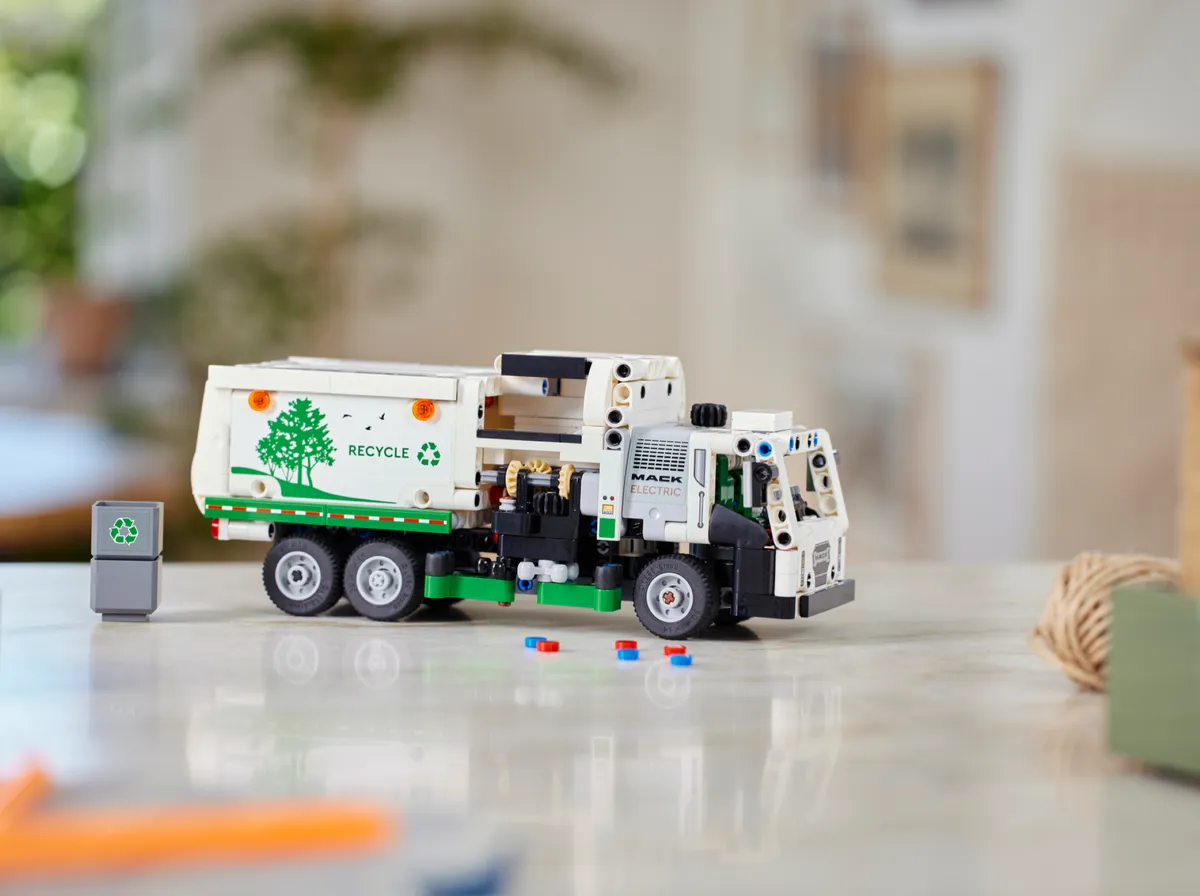 LEGO Mack® LR Electric Garbage Truck (42167) - Bild 9