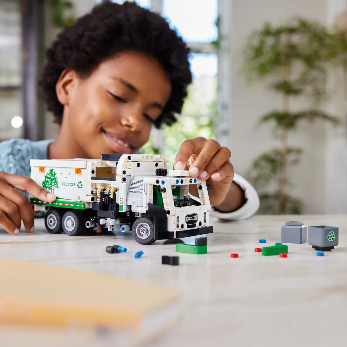 LEGO Mack® LR Electric Garbage Truck (42167) - Bild 7