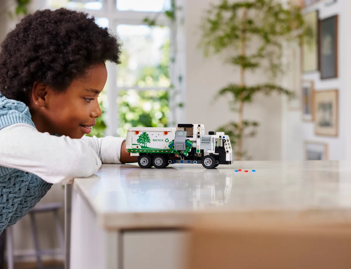 LEGO Mack® LR Electric Garbage Truck (42167) - Bild 8