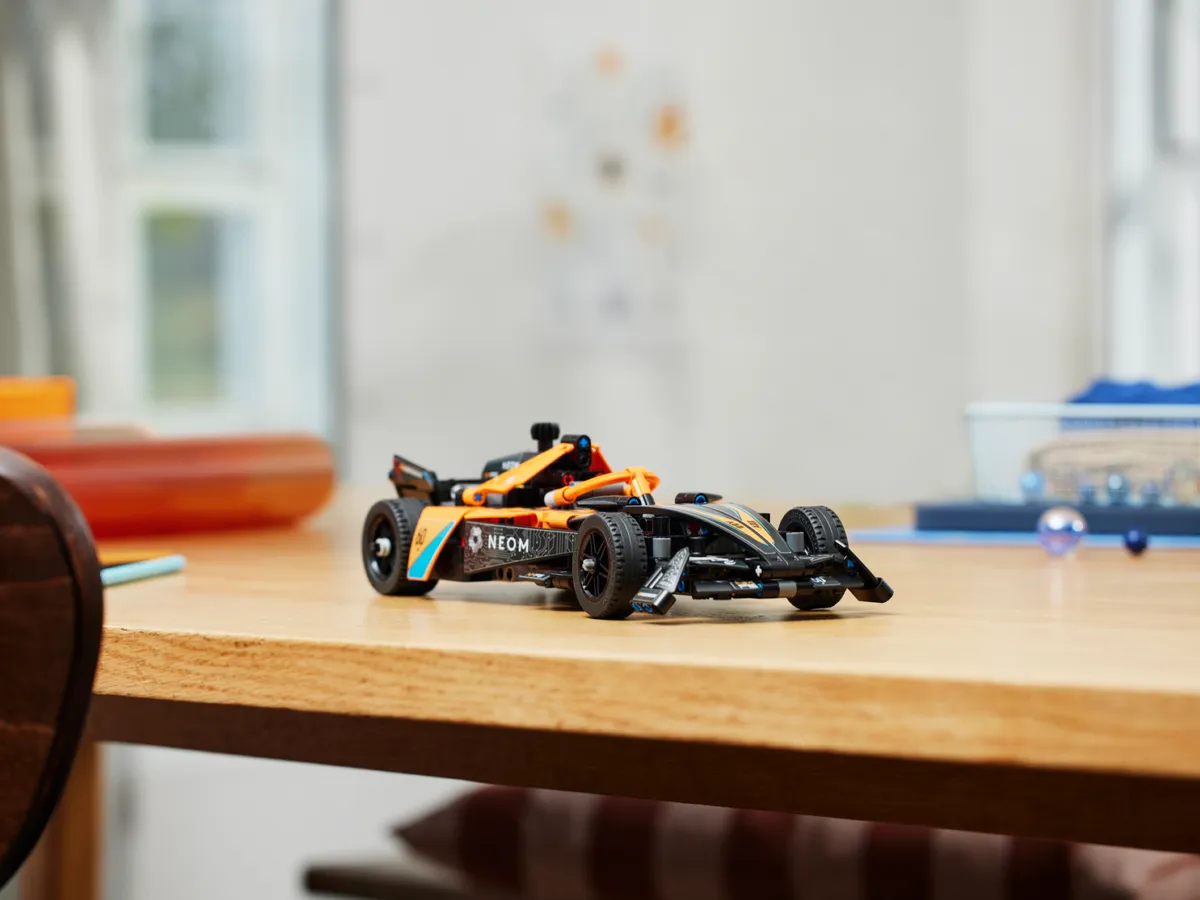 LEGO NEOM McLaren Formula E Race Car (42169) - Bild 8