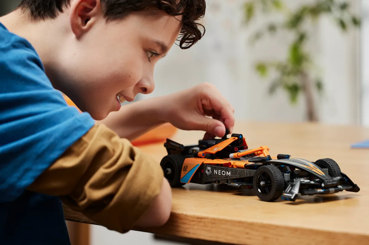 LEGO NEOM McLaren Formula E Race Car (42169) - Bild 6
