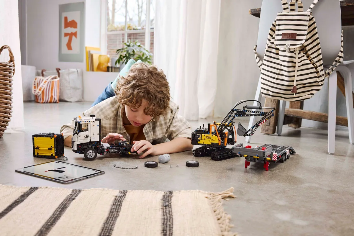 LEGO Volvo FMX Truck & EC230 Electric Excavator (42175) - afbeelding 9