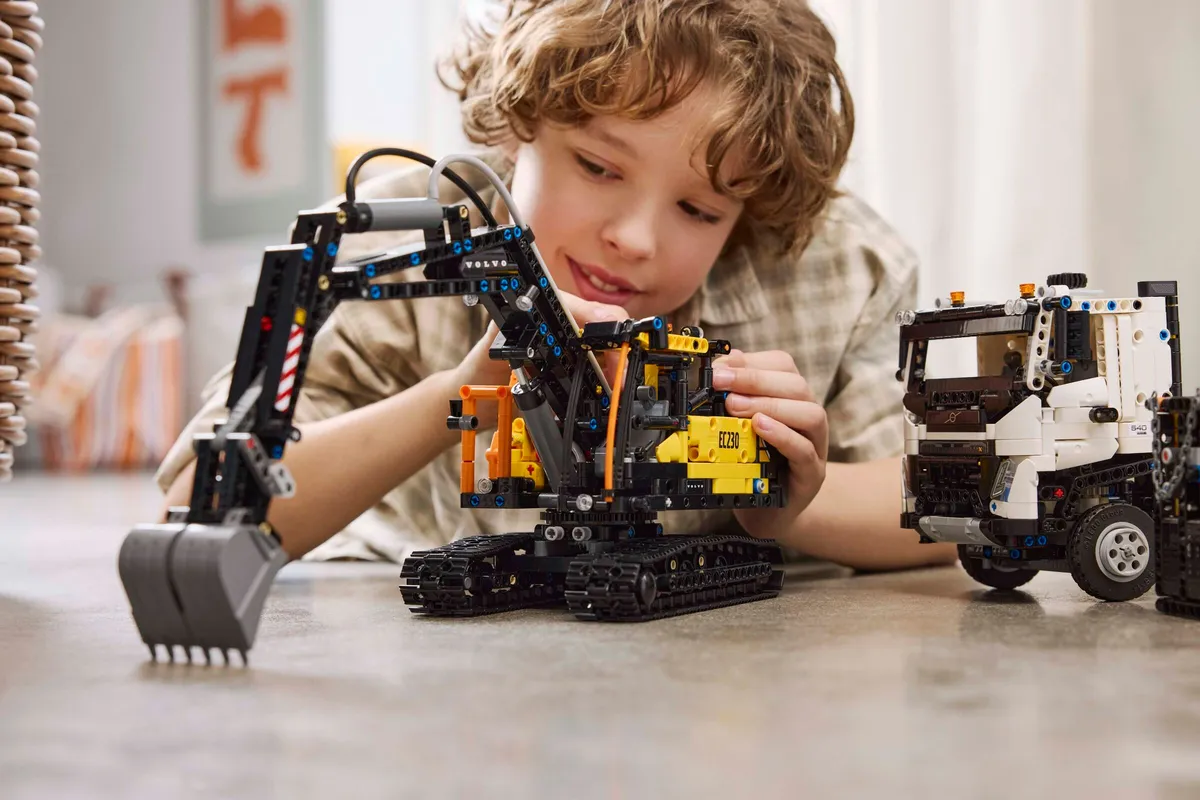 LEGO Volvo FMX Truck & EC230 Electric Excavator (42175) - afbeelding 10
