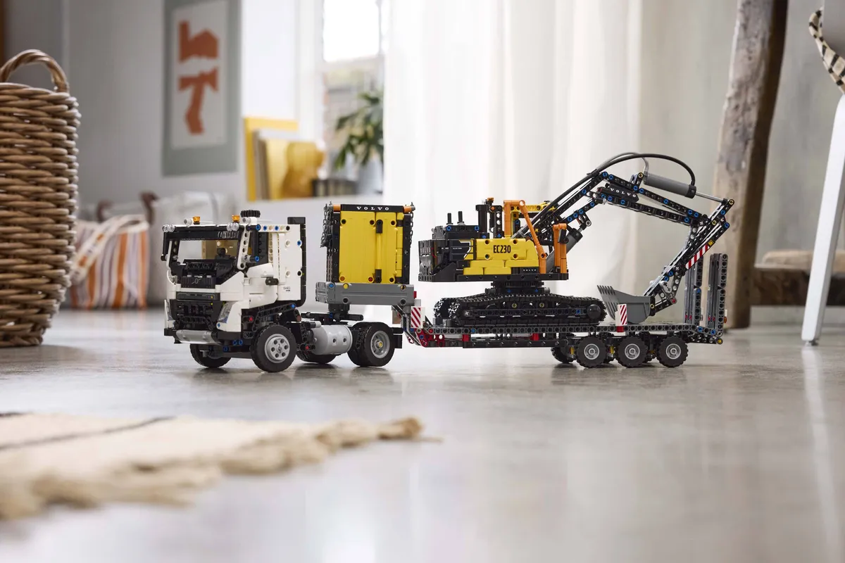 LEGO Volvo FMX Truck & EC230 Electric Excavator (42175) - afbeelding 11