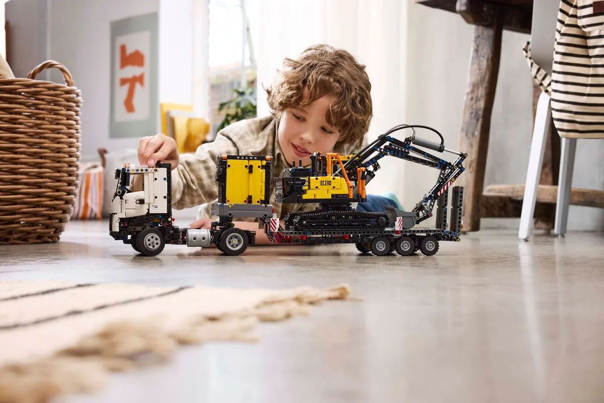 LEGO Volvo FMX Truck & EC230 Electric Excavator (42175) - afbeelding 8
