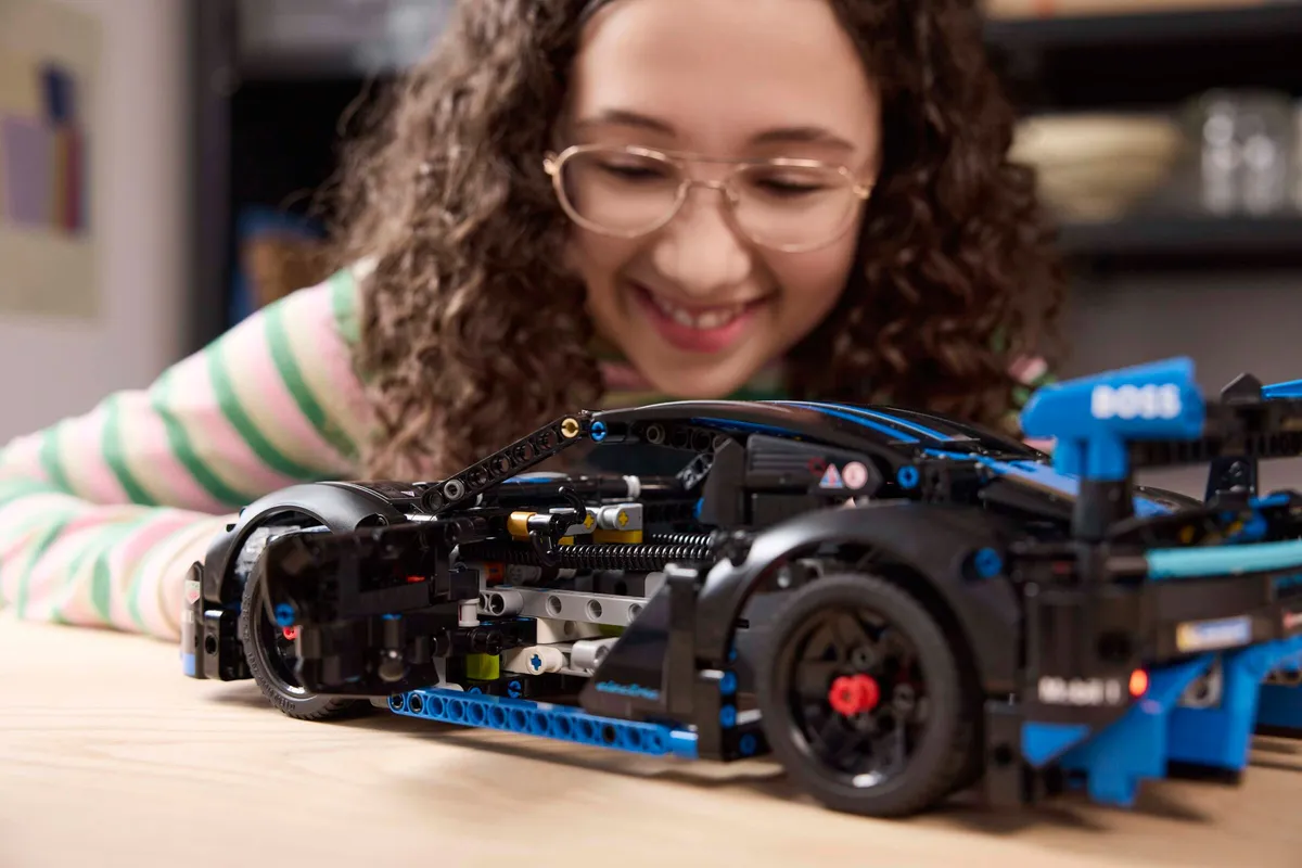 LEGO Porsche GT4 e-Performance Race Car (42176) - Bild 8