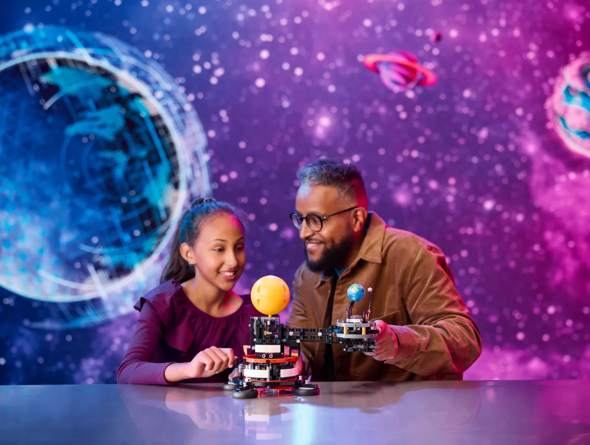 LEGO Planet Earth and Moon in Orbit (42179) - Bild 6