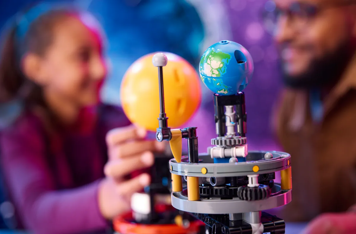 LEGO Planet Earth and Moon in Orbit (42179) - Bild 7