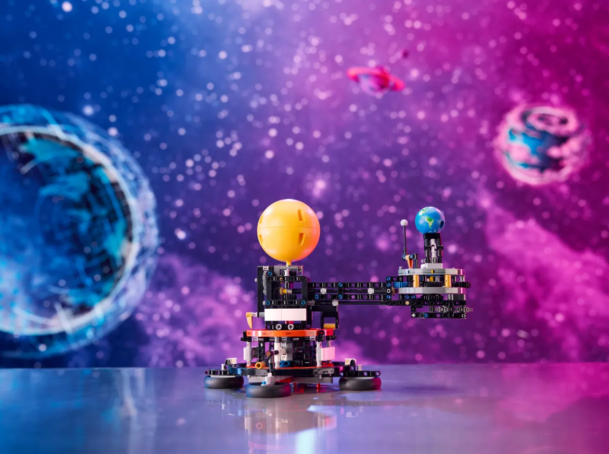 LEGO Planet Earth and Moon in Orbit (42179) - Bild 8