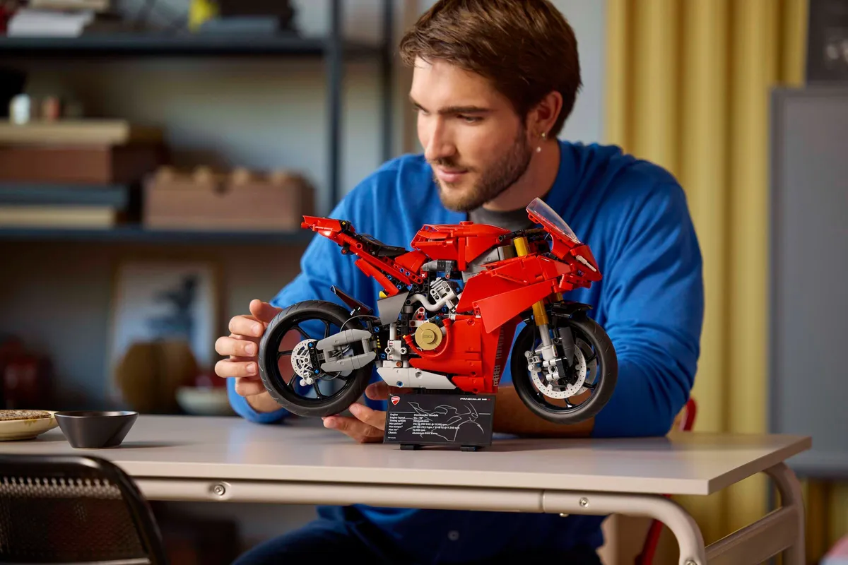 LEGO Ducati Panigale V4 S Motorcycle (42202) - Bild 5