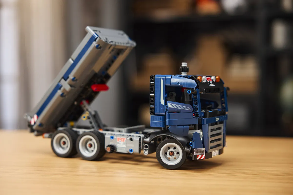 LEGO Tipping Dump Truck (42203) - Bild 9