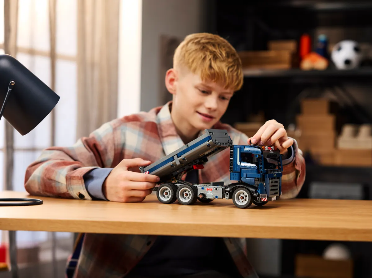 LEGO Tipping Dump Truck (42203) - Bild 6