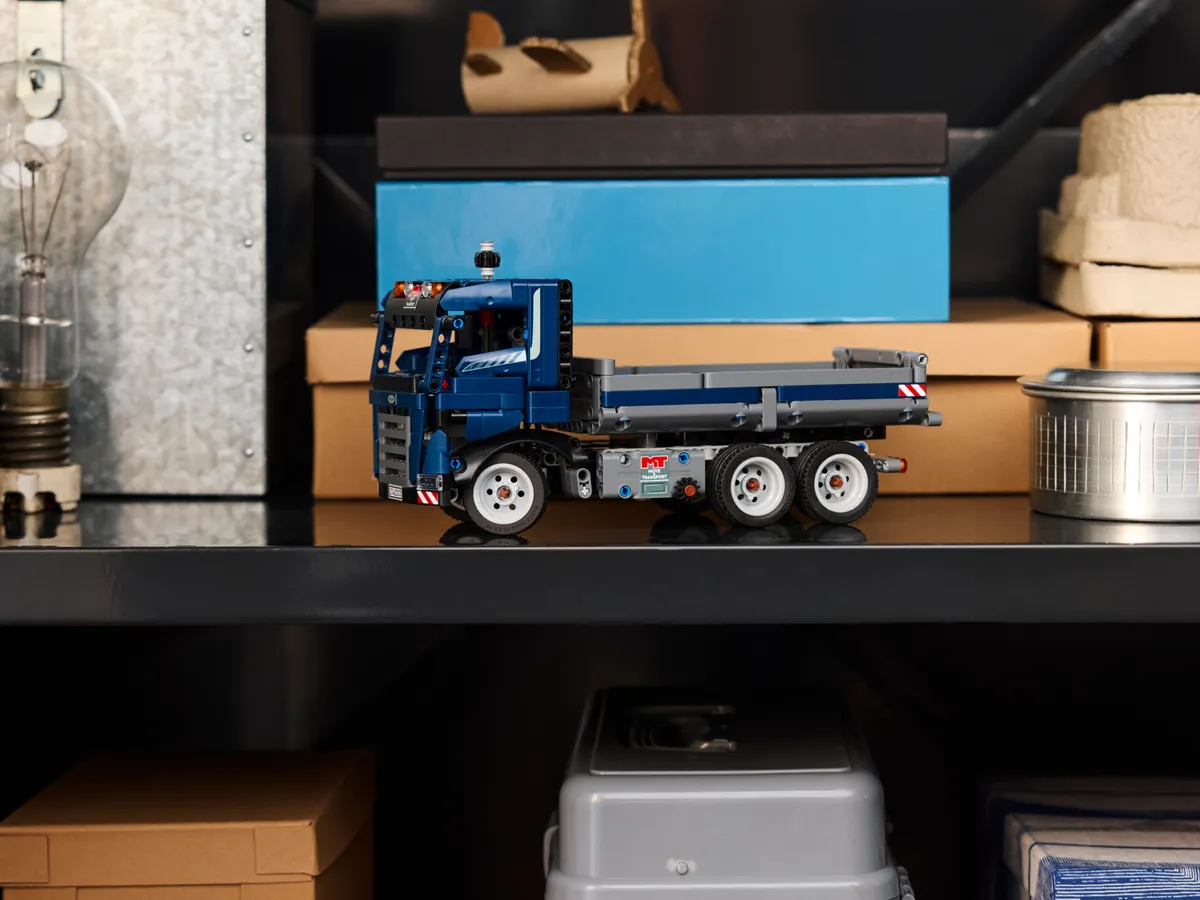 LEGO Tipping Dump Truck (42203) - Bild 7