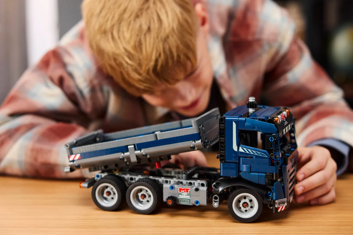 LEGO Tipping Dump Truck (42203) - Bild 8