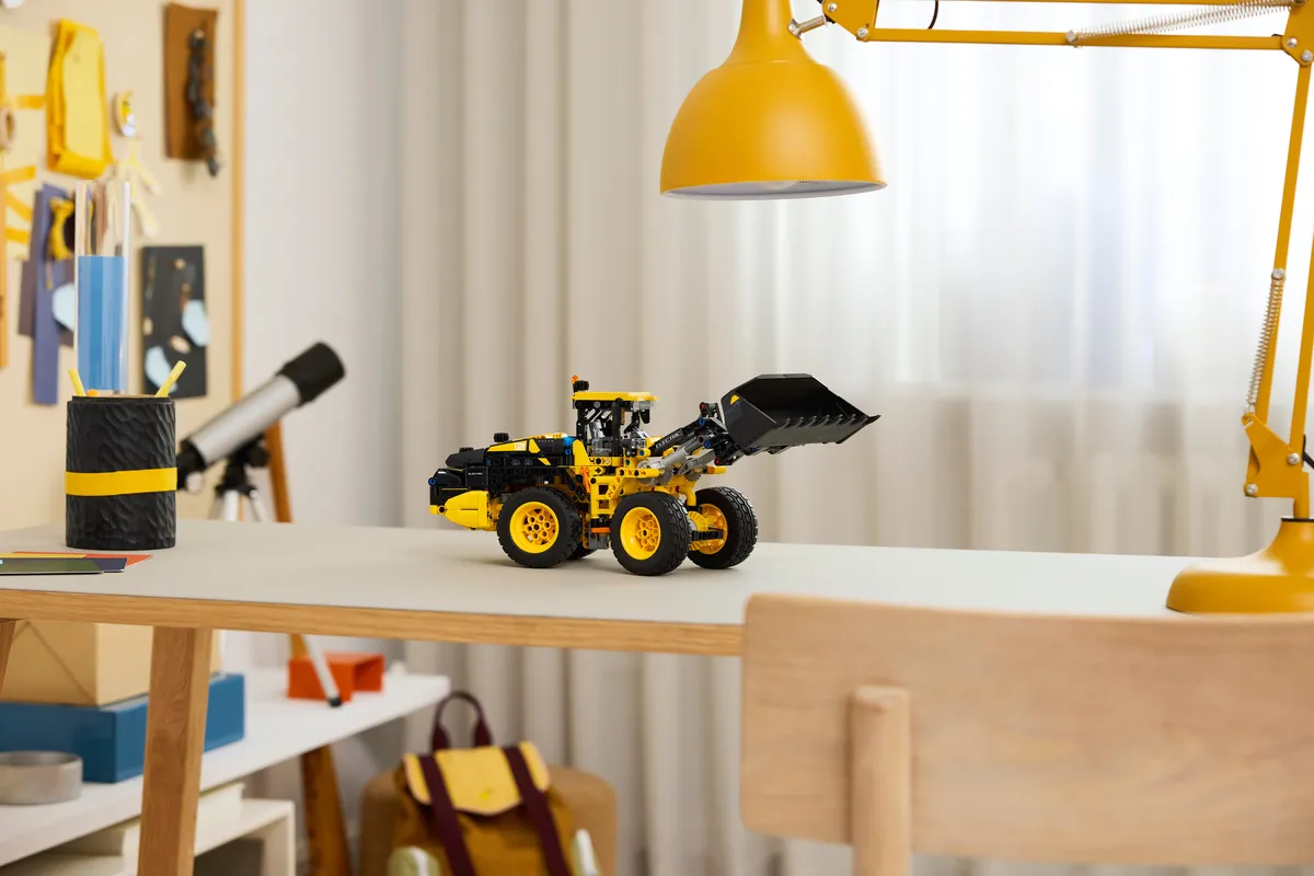LEGO Volvo L120 Electric Wheel Loader (42209) - Bild 10