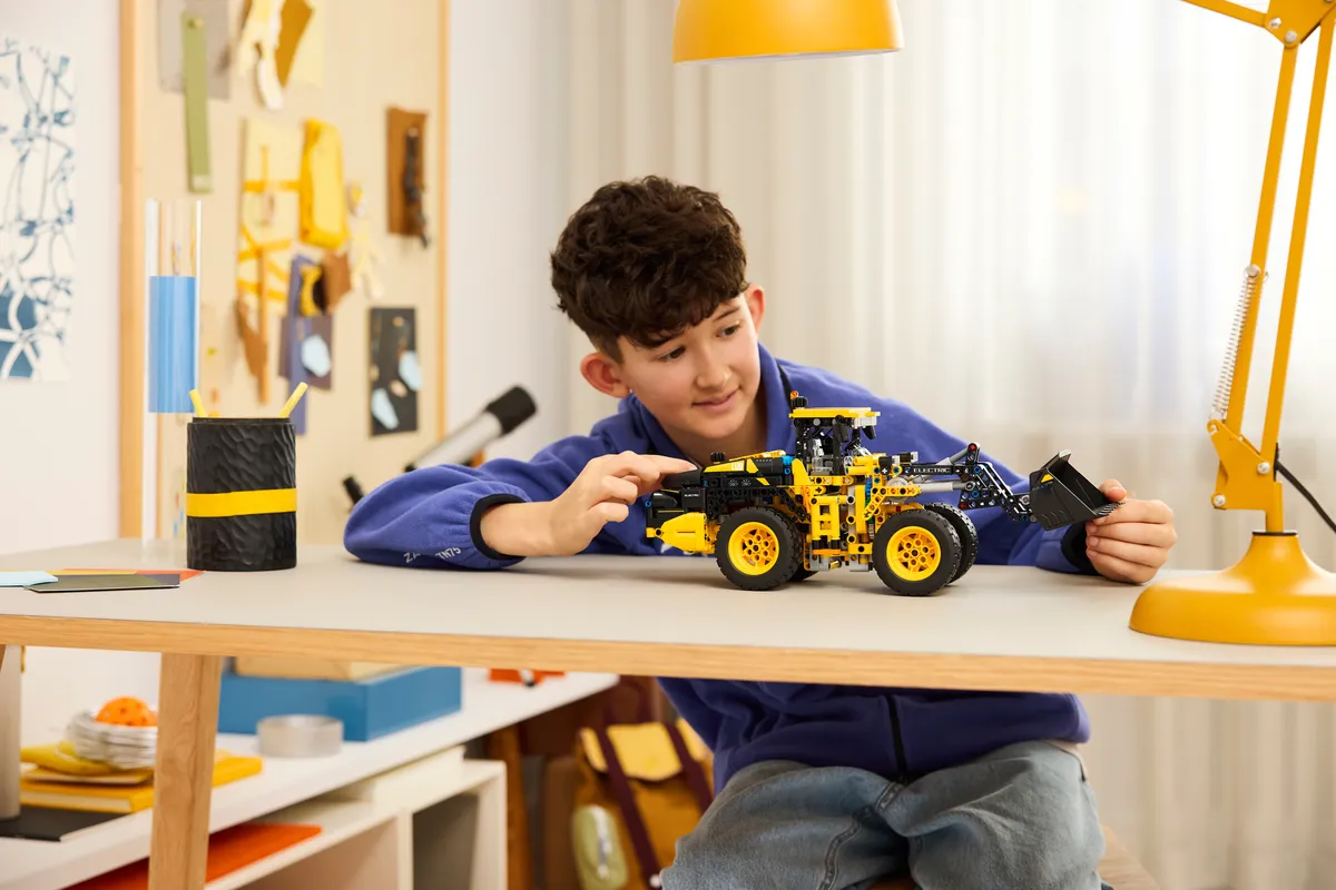 LEGO Volvo L120 Electric Wheel Loader (42209) - Bild 7
