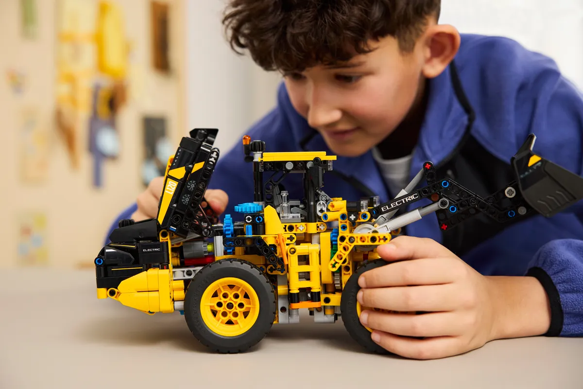 LEGO Volvo L120 Electric Wheel Loader (42209) - Bild 8