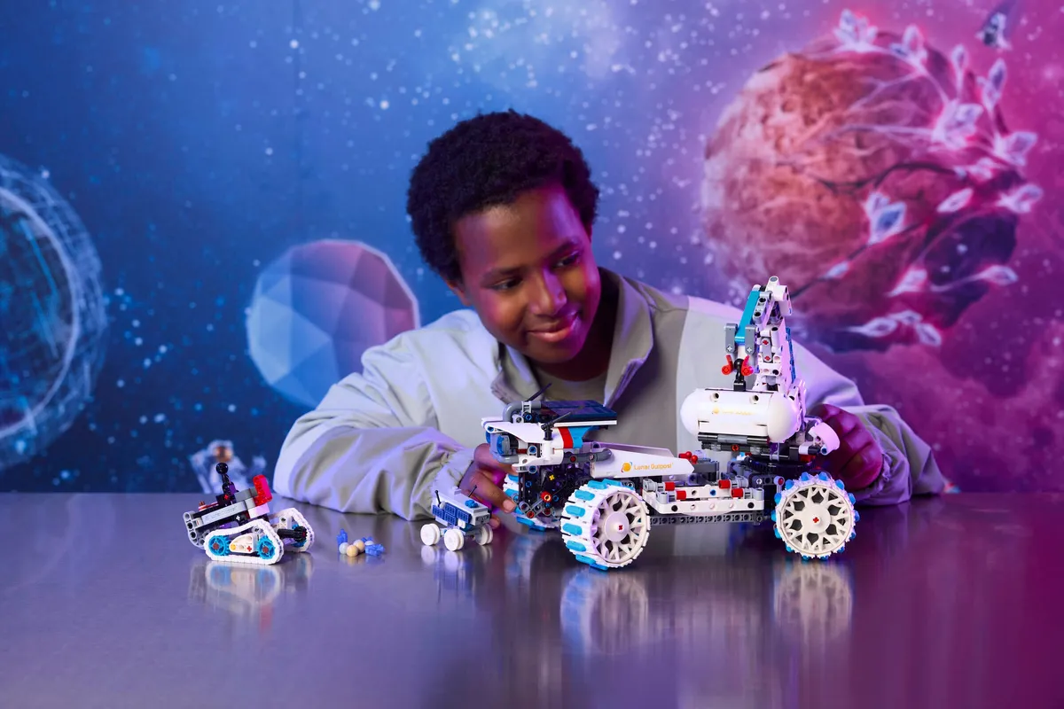 LEGO Lunar Outpost® Moon Rover Space Vehicle (42211) - Bild 7