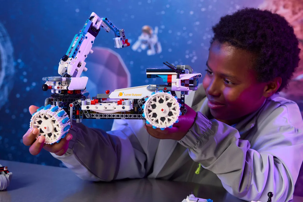 LEGO Lunar Outpost® Moon Rover Space Vehicle (42211) - Bild 8
