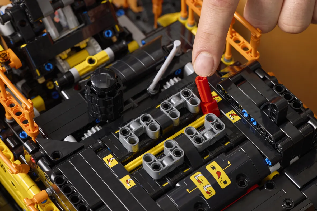 LEGO Volvo EC500 Hybrid Excavator (42215) - Bild 10