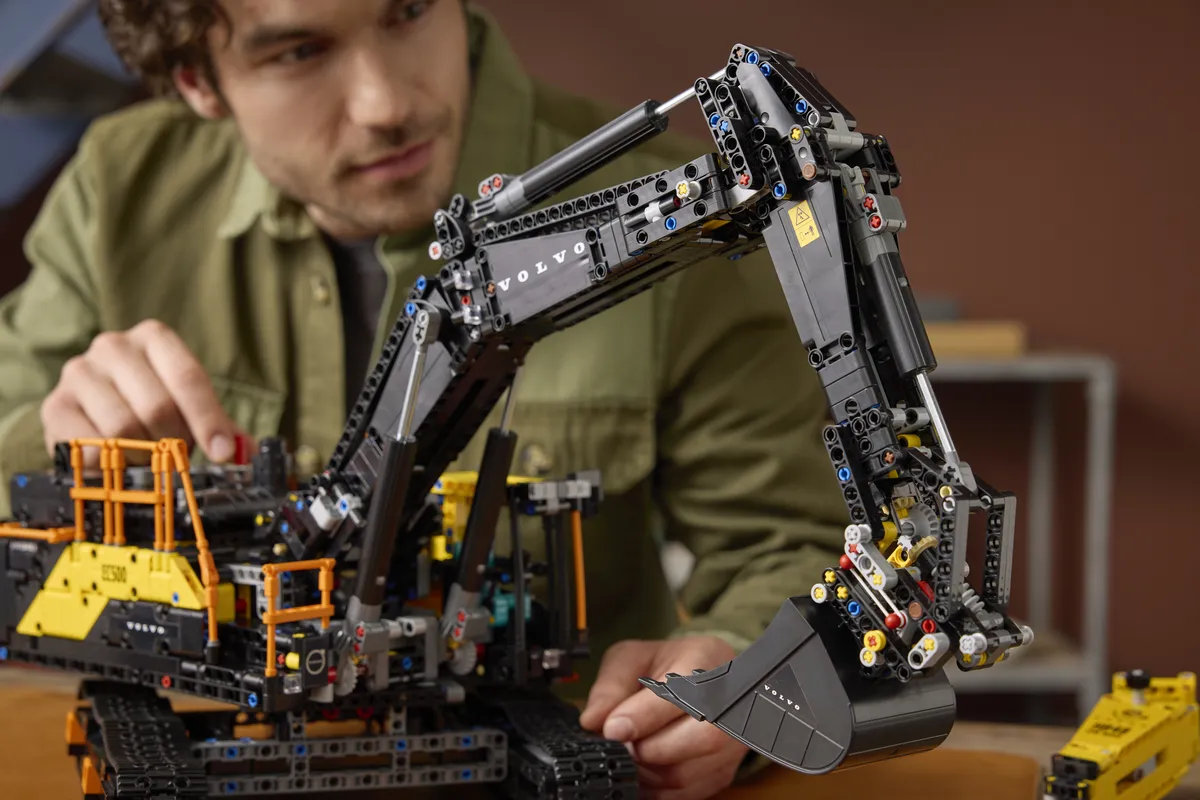 LEGO Volvo EC500 Hybrid Excavator (42215) - Bild 6