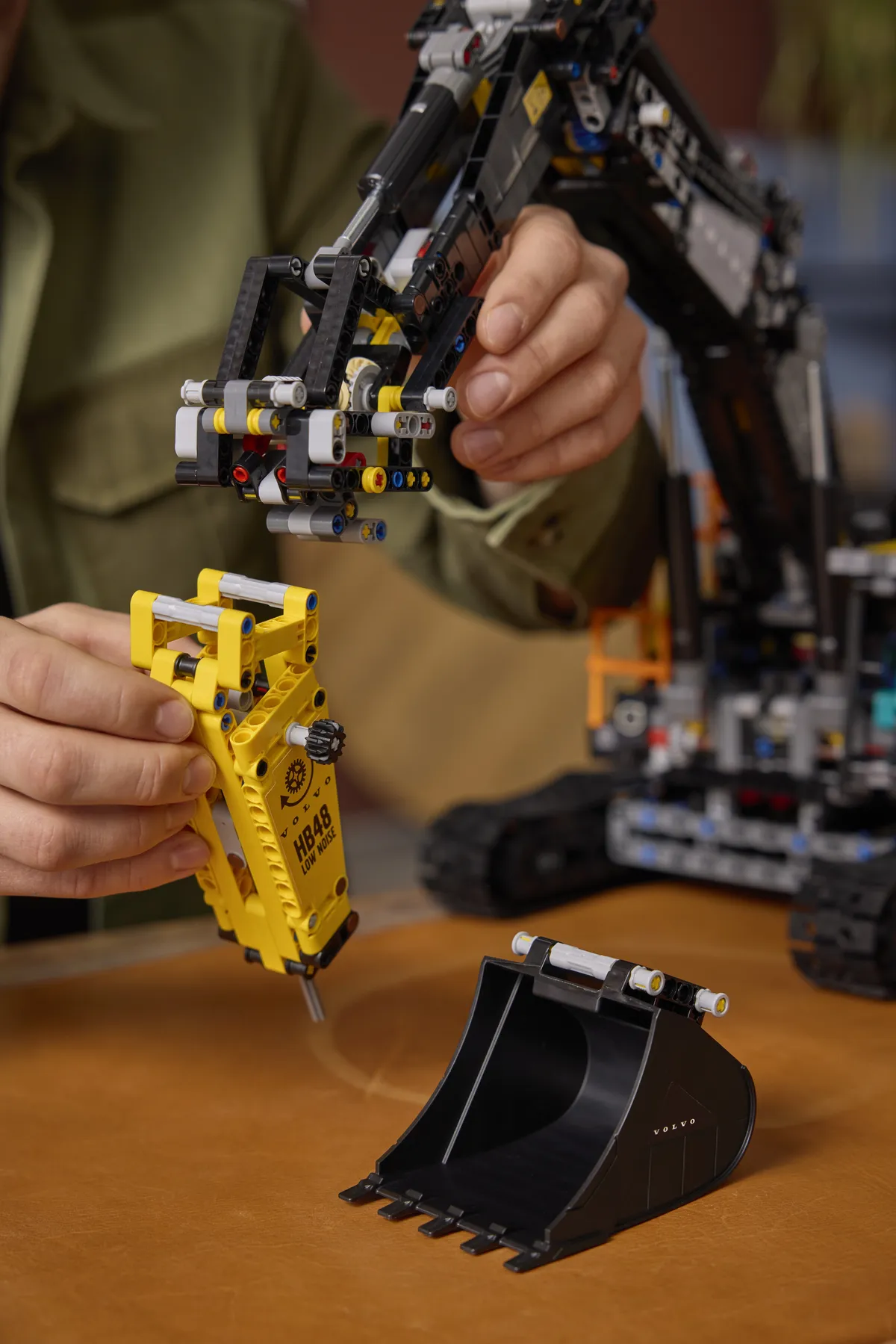 LEGO Volvo EC500 Hybrid Excavator (42215) - Bild 7