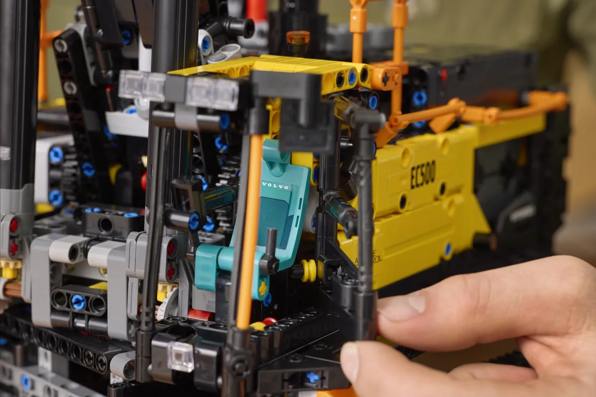 LEGO Volvo EC500 Hybrid Excavator (42215) - Bild 8