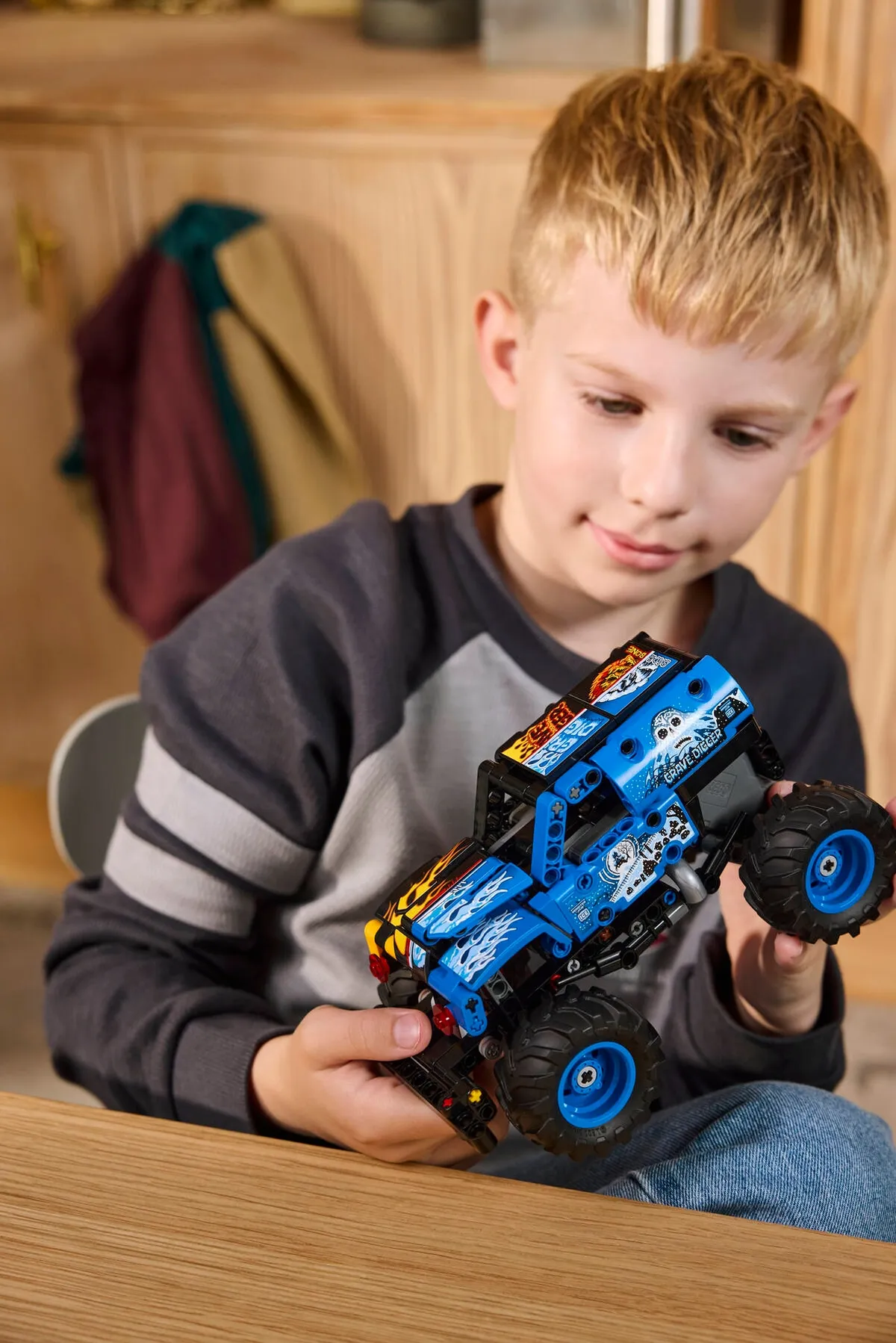LEGO Monster Jam™ Grave Digger™ Fire and Ice (42219) - Bild 9