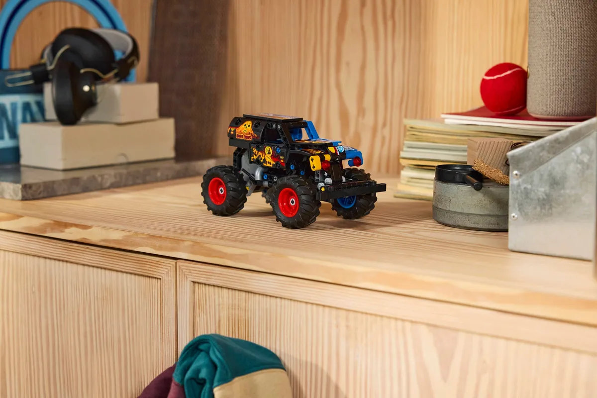 LEGO Monster Jam™ Grave Digger™ Fire and Ice (42219) - Bild 8