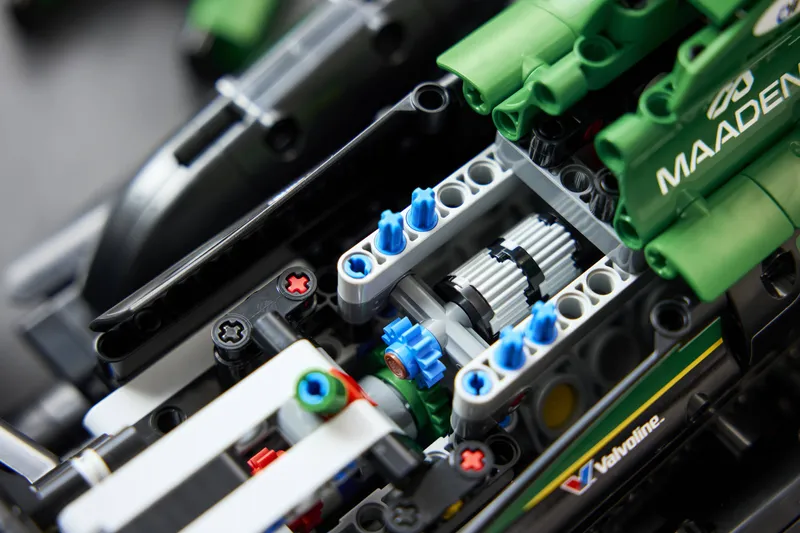 Aston Martin Aramco AMR25 F1® Car by LEGO – product photo 10 of 23