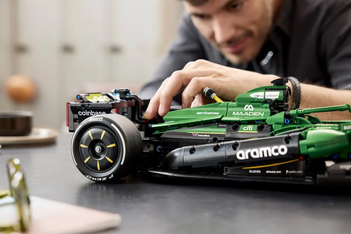 LEGO Aston Martin Aramco AMR25 F1® Car (42240) - Bild 12