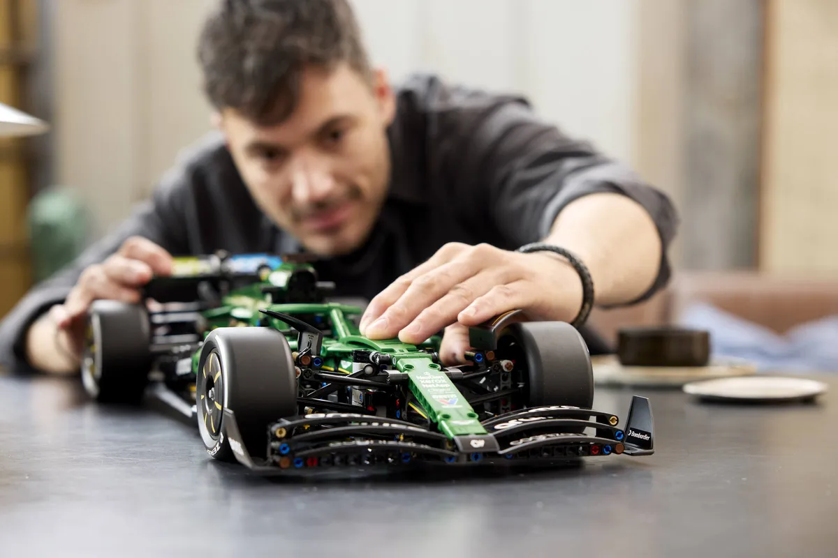 LEGO Aston Martin Aramco AMR25 F1® Car (42240) - Bild 14