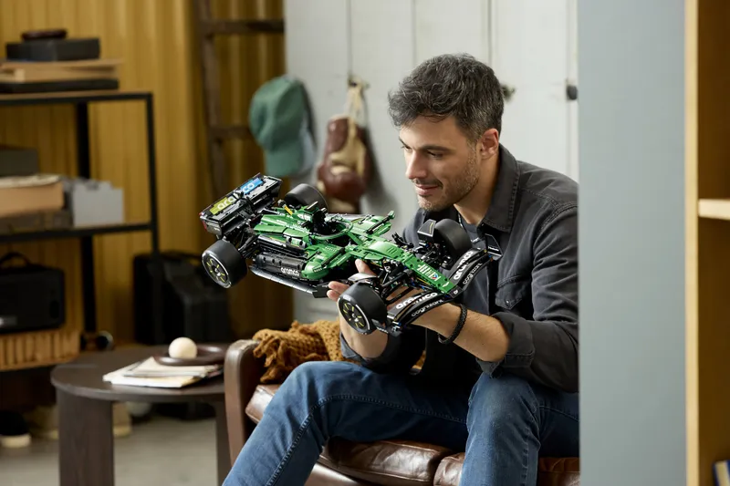 Aston Martin Aramco AMR25 F1® Car by LEGO – product photo 19 of 23