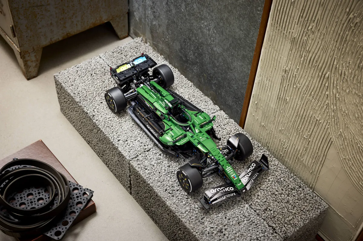 LEGO Aston Martin Aramco AMR25 F1® Car (42240) - Bild 20