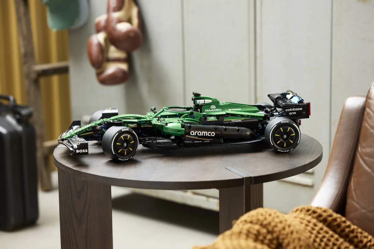 LEGO Aston Martin Aramco AMR25 F1® Car (42240) - Bild 21